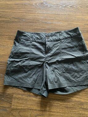 Columbia Women's Cargo Shorts in Charcoal Gray